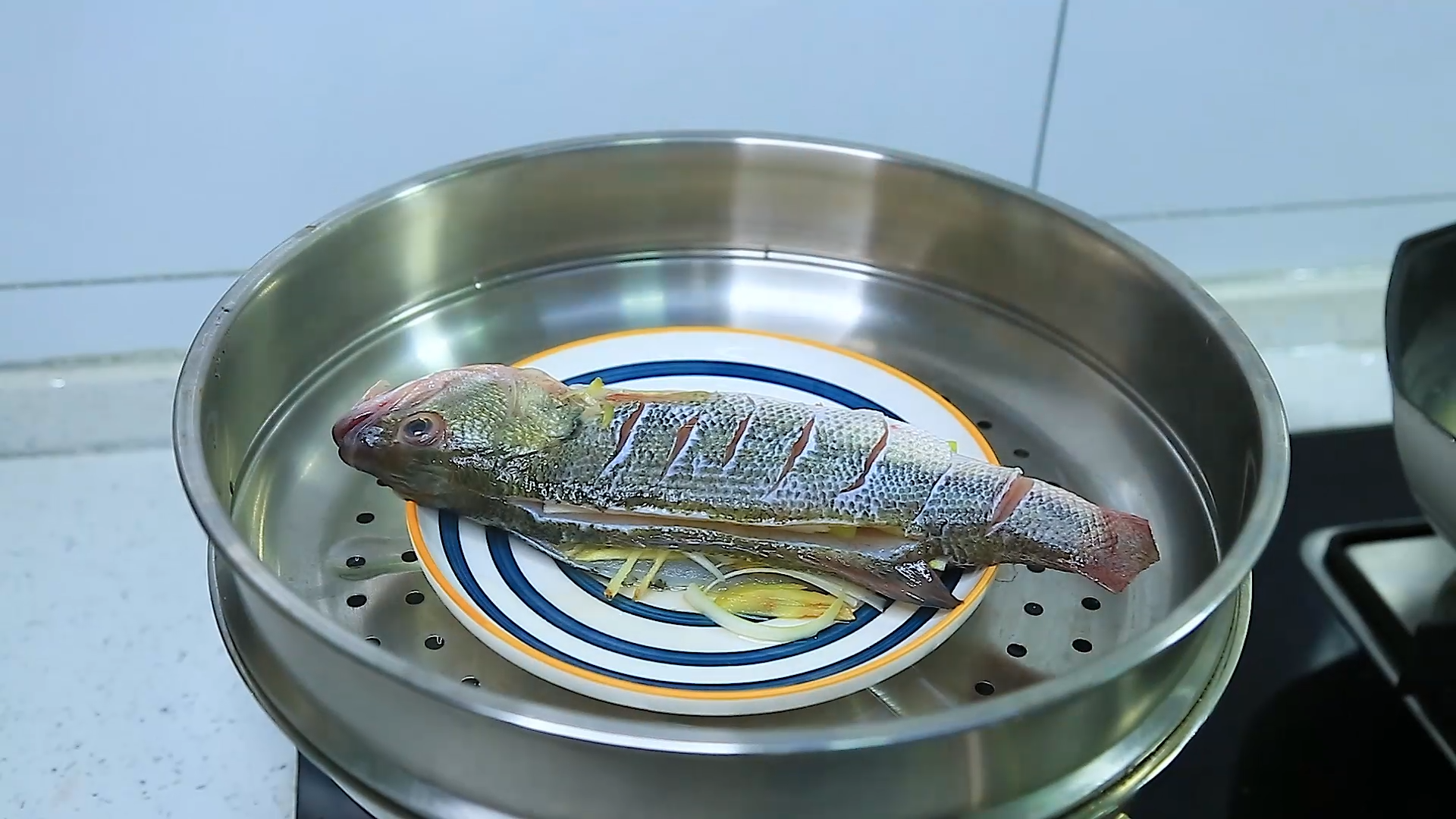 在家做清蒸鲈鱼到底蒸多久才好吃呢？是用冷水呢？还是热水蒸呢？