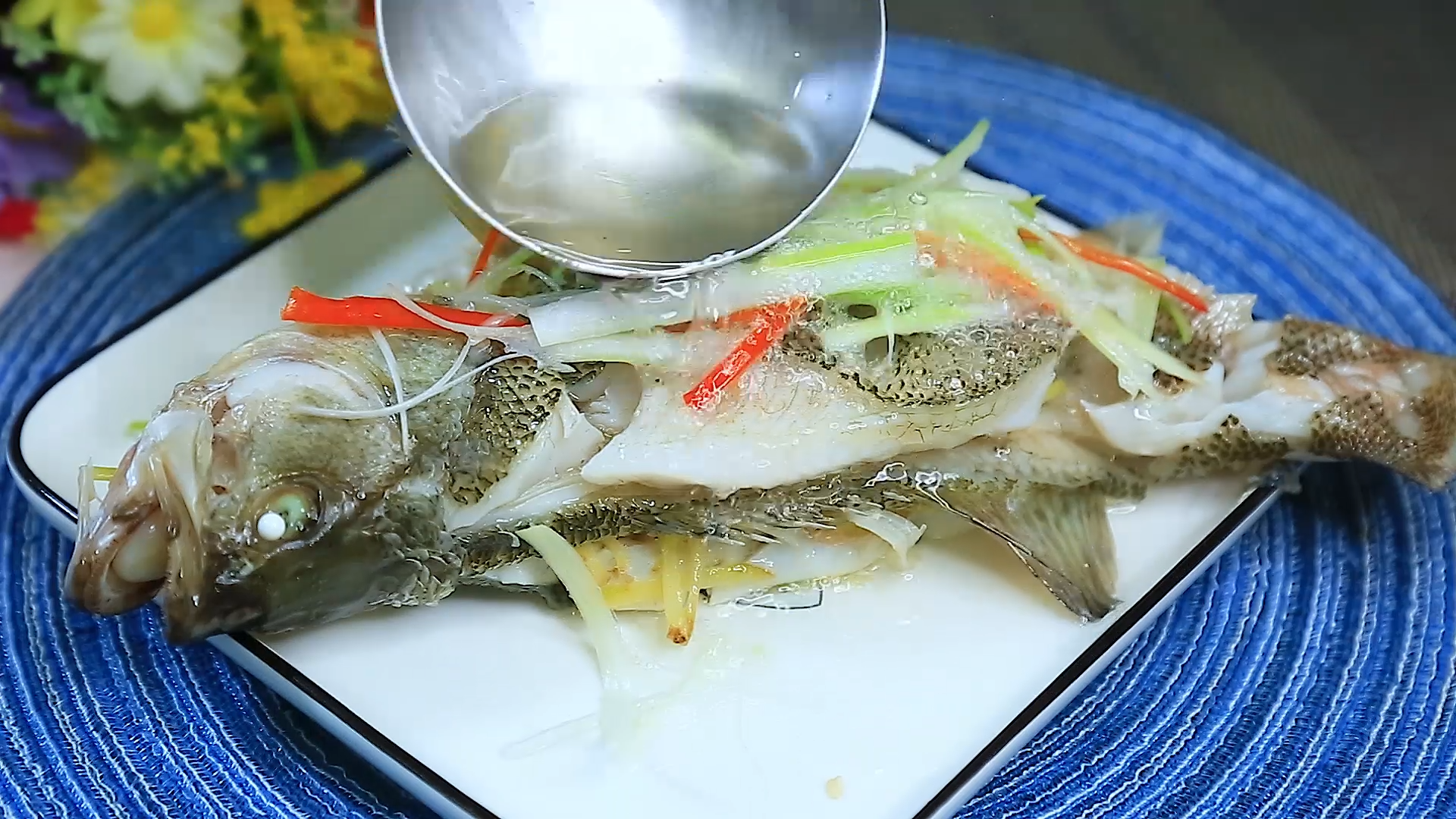 在家做清蒸鲈鱼到底蒸多久才好吃呢？是用冷水呢？还是热水蒸呢？