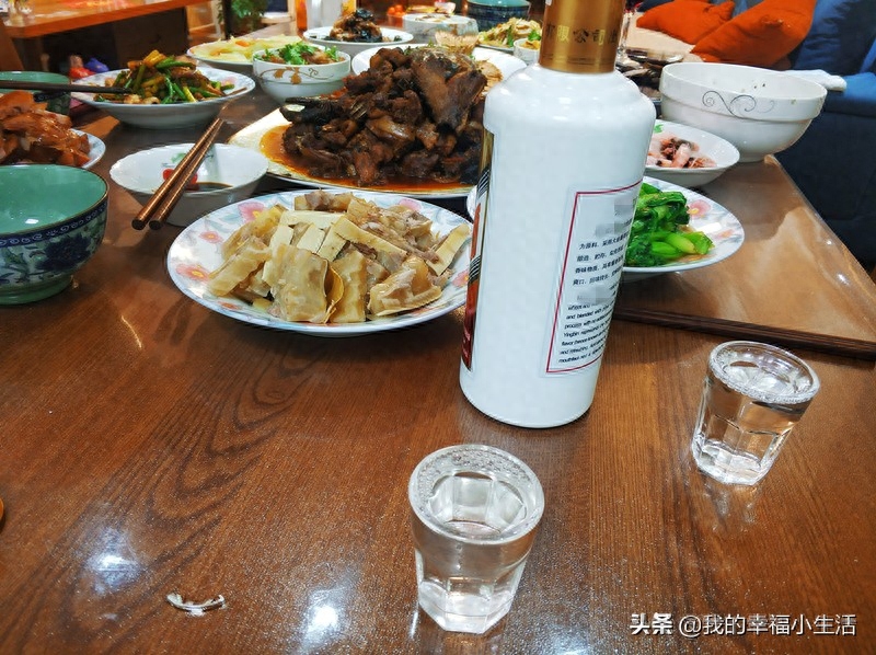 鲁南地区五口之家的年夜饭，十四个菜很丰盛，我与父亲喝一斤酒